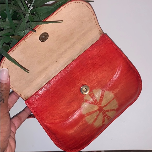 Handmade leather crossed red bag - Picture 2 of 3